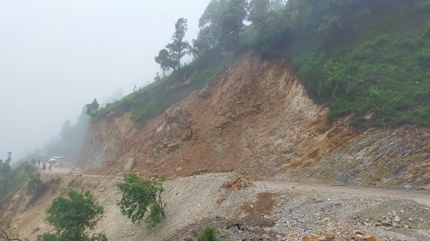 पहिरोका कारण अवरुद्ध महाकाली लोकमार्ग सुचारु 